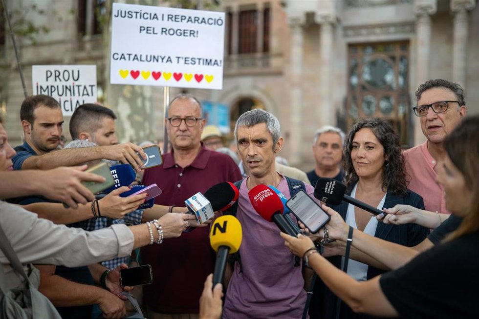 El manifestante que perdió la visión de un ojo por el impacto de una bala de goma el 1-O, Roger Español, frente a la Audiencia de Barcelona, donde este miércoles está previsto que comience el juicio contra cuatro policías nacionales