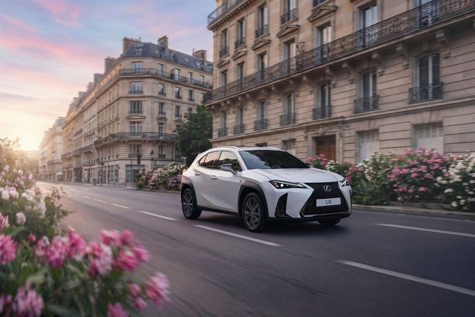 Lexus actualiza el UX 300h con 199 CV, mayor eficiencia y hasta cuatro acabados desde 41.750 euros