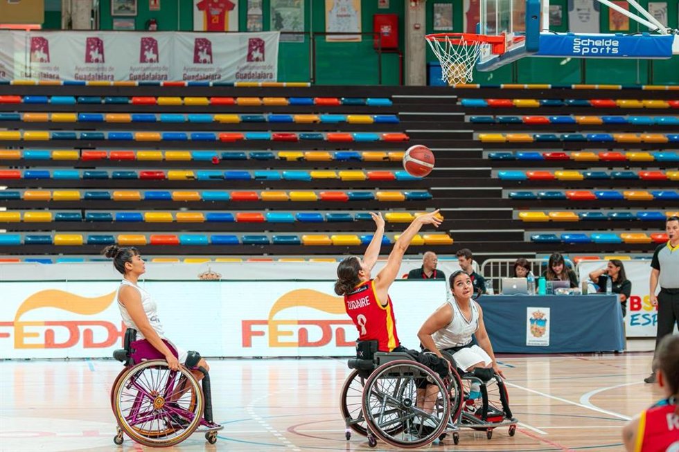 Archivo - Beatriz Zudaire lanza a canasta durante un partido de la selección femenina de BSR