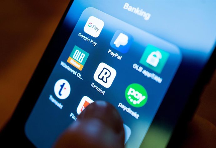 Archivo - FILED - 10 January 2022, Berlin: The app from the British financial platform Revolut is displayed on a smartphone screen alongside apps from other financial and payment services. 