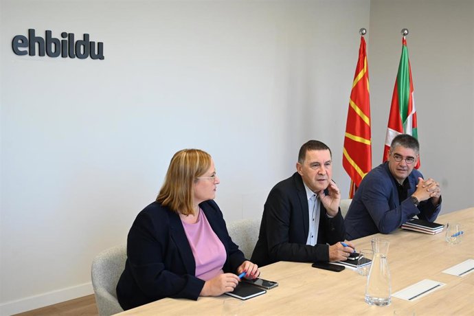 Archivo - El secretario general de EH Bildu, Arnaldo Otegi, el secretario de Relaciones Políticas y portavoz en el Senado de EH Bildu, Gorka Elejabarrieta, y la secretaria de Organización de Eh Bildu, Sonia Jacinto, durante una reunión.