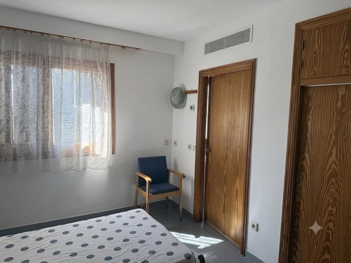Archivo - Una de las habitaciones de la vivienda tutelada municipal con el nuevo sistema de climatización ya instalado.