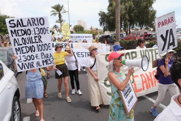 Archivo - Varias personas protestan durante una manifestación contra el modelo turístico, a 20 de abril de 2024, en Puerto del Rosario, Fuerteventura, Canarias (España). Las ocho islas canarias se unen hoy para protestar contra la masificación turística. 