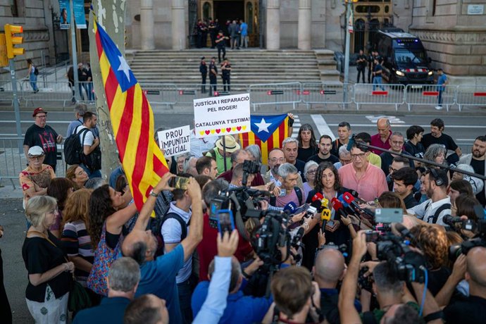 La directora de Irídia, Anaïs Franquesa, en una atención a medios antes del juicio contra cuatro policías nacionales en la Audiencia de Barcelona por la lesión que causó la pérdida de visión a un manifestante, Roger Español, el 1 de octubre de 2017