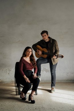 Archivo - Pilar Flores, acompañada a la guitarra por Iván Sampietro, actuará este viernes en la Real Maestranza de Caballería.