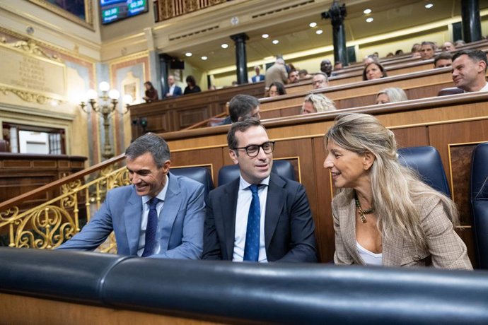 (da esquerda para a direita) O presidente do Governo, Pedro Sánchez; o primeiro vice-presidente e ministro da Economia, Comércio e Empresas, Carlos Cuerpo; e a segunda vice-presidente e ministra do Trabalho e da Economia Social, Yolanda Díaz, durante uma 