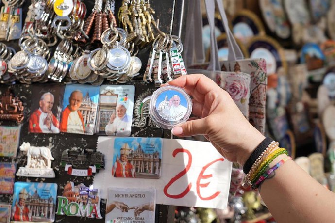 Archivo - Souvenirs en la Plaza de San Pedro tras el anuncio de la muerte del Papa Francisco, a 21 de abril de 2025, en la Ciudad del Vaticano, Roma (Italia). El Papa Francisco ha fallecido a las 7.35 horas de este lunes 21 de abril, a la edad de 88 años,