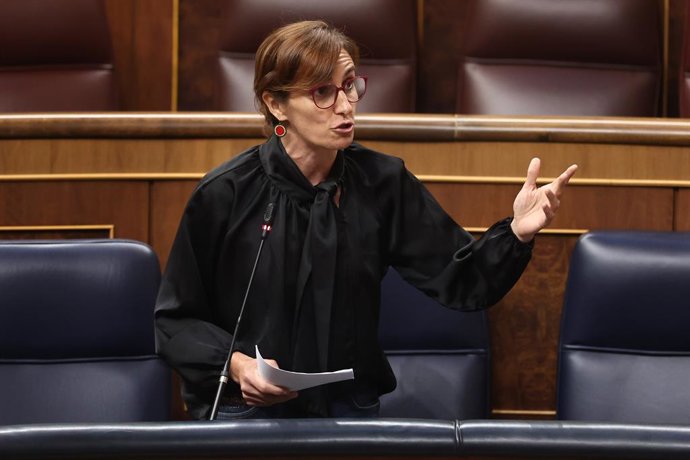 A ministra da Saúde, Mónica García, intervém durante uma sessão plenária no Congresso dos Deputados, em 9 de setembro de 2026, em Madri (Espanha). O governo enfrenta a primeira sessão de controle após o início do ano letivo, coincidindo com 