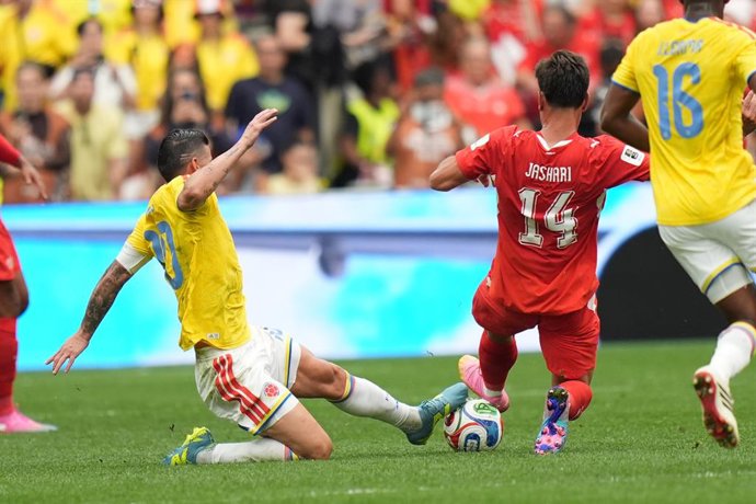 Archivo - Colombia.- El centrocampista colombiano James Rodríguez anuncia su retirada de la selección