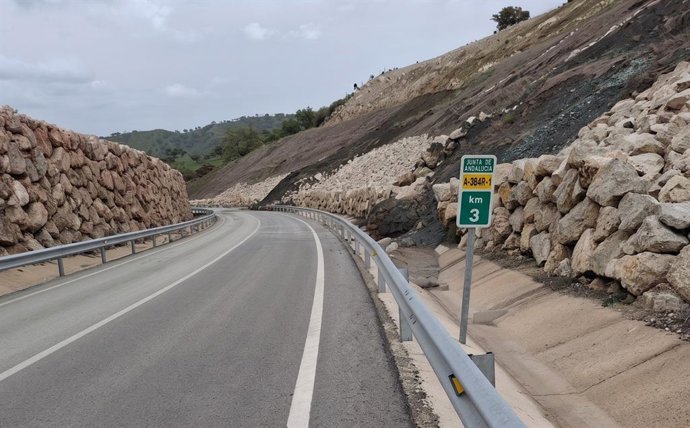 Vista de la carretera de acceso al municipio gaditano de Alcalá del Valle, la A-384R1, donde la Junta acometerá obras de mejora.