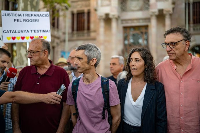 Roger Español acompanyat de la seva advocada i el president de l'ANC, Josep Vila, i el d'Òmnium Cultural, Xavier Antich