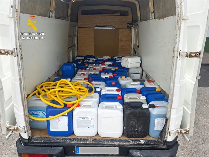 Garrafas de gasolina incautadas por la Guardia Civil y que presuntamente era combustible para narcolanchas en Fuerteventura