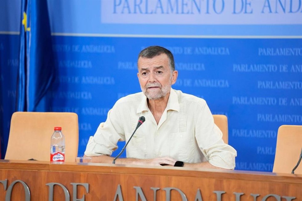 El portavoz del grupo Por Andalucía, Antonio Maíllo, en rueda de prensa en el Parlamento andaluz.