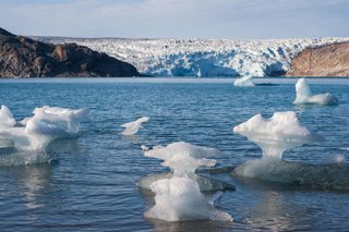 Archivo - Hielo en el fiordo de Qaleraliq, al fondo el frente glaciar de Qaleraliq, en el sur de Groenlandia, a 18 de julio de 2009, en Groenlandia, Dinamarca.