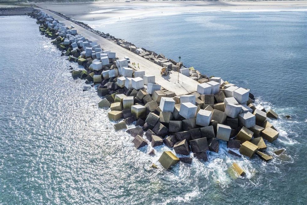 Bloques instalados en el dique de abrigo de San Juan.