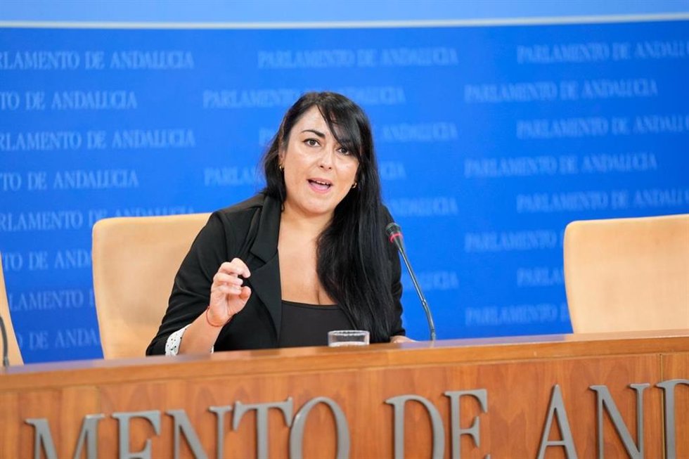 La portavoz adjunta de Adelante Andalucía, Inma Manzano, en una rueda de prensa en el Parlamento andaluz.