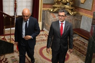 El ministro de la Presidencia, Justicia y Relaciones con las Cortes, Félix Bolaños (d), a su salida de una sesión plenaria, en el Congreso de los Diputados, a 15 de septiembre de 2026, en Madrid (España).