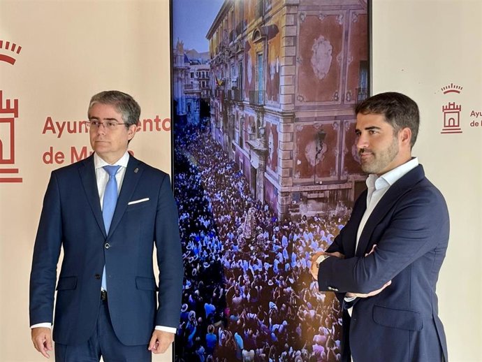 El concejal de Turismo, Jesús Pacheco, y el concejal de Cultura, Diego Aviléz, durante la rueda el balance de los datos turísitcos de la Feria de Septiembre de Murcia.