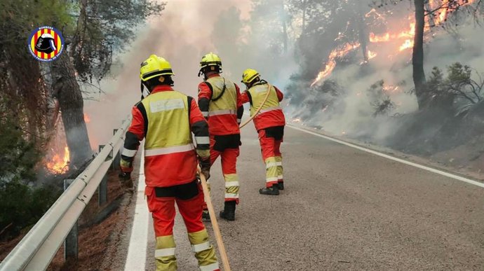 Bomberos  en el incendio de Tuéjar (Valencia)