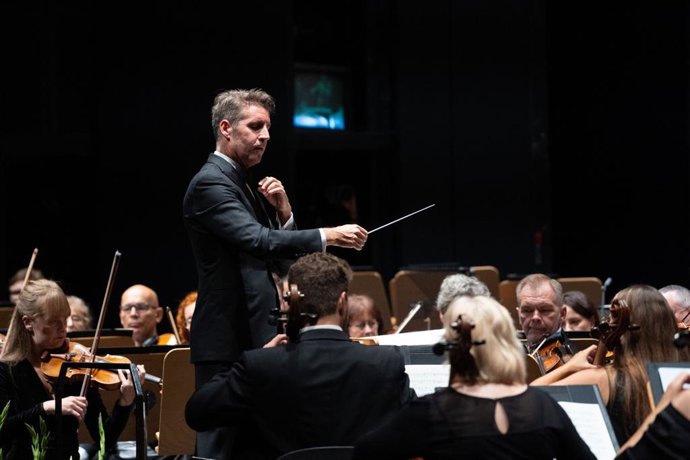 El director Lucas Macías al frente de los músicos de la Orquesta Sinfónica de Sevilla en una foto de archivo