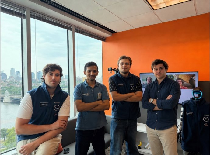 De izquierda a derecha: Luis Alvear, Co-Founder & CEO, Meet Jain, Robotics Engineer, Joao Quintanilha, Software Engineer y Álvaro Buitrago, Co-Founder & COO