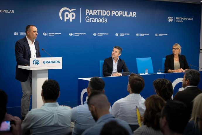 El PP de Granada ha convocado este martes su XVI Congreso Provincial, que se celebrará el próximo 7 de noviembre y en el que será elegido el presidente de los 'populares' granadinos para los próximos años, cargo que actualmente ocupa Francis Rodríguez