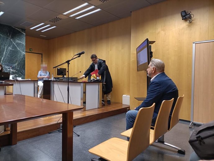 El exconcejal de Cultura del Ayuntamiento de Almería Diego Cruz durante el juicio acusado de un delito contra la seguridad vial.
