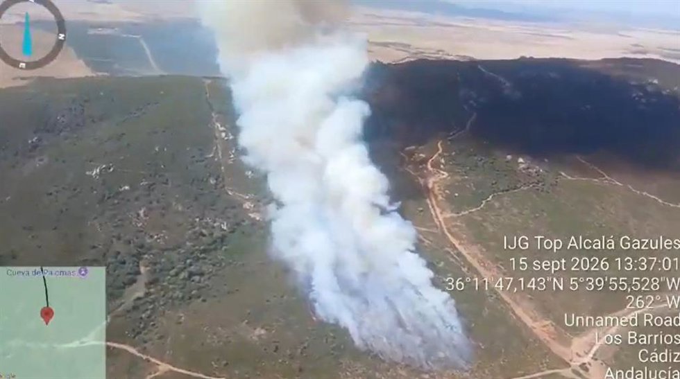 Vista del incendio en el paraje de El Pedregoso, entre Los Barrios y Tarifa, visto desde el aire en sus primeras horas.