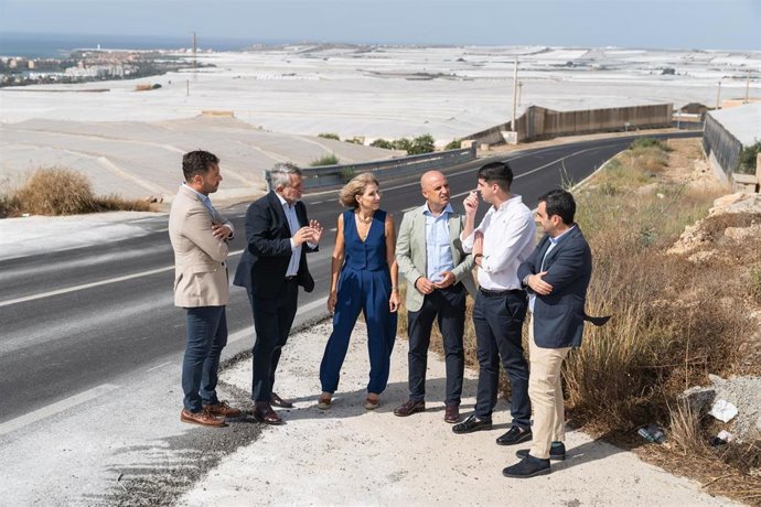 El presidente de la Diputación de Almería, José Antonio García Alcaina, junto a la alcaldesa de El Ejido, Julia Ibáñez, y otros representantes institucionales durante la visita a la carretera renovada entre Matagorda y Almerimar.