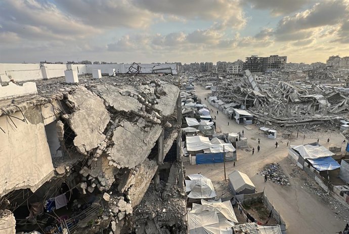 Archivo - Arquivo – 16 de agosto de 2026, Cidade de Gaza, Faixa de Gaza, Território Palestino: Uma imagem panorâmica mostra a destruição de casas palestinas causada por ataques aéreos israelenses durante a guerra no bairro de Tel al-Hawa, na Cidade de Gaz