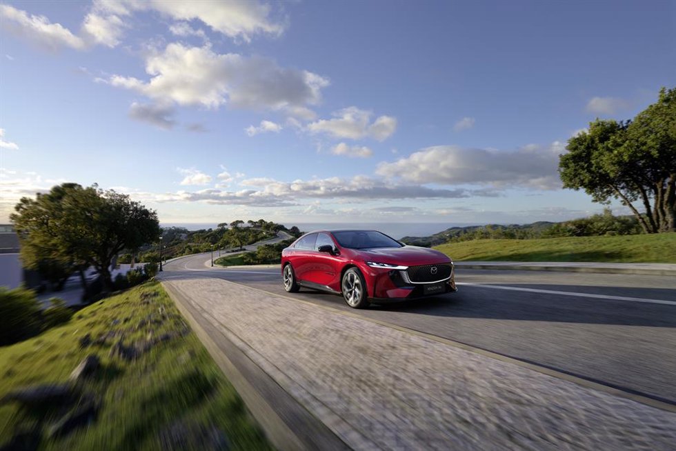 Archivo - Mazda actualiza el Mazda6e con batería de 78 kWh y hasta 560 km de autonomía, desde 44.725 euros