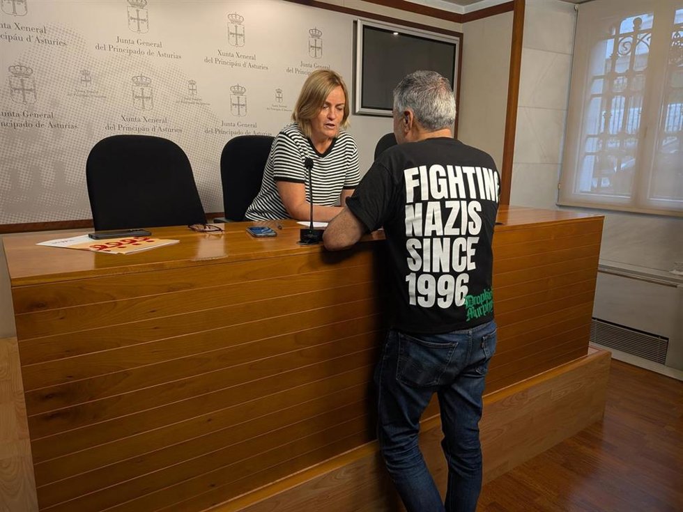 Covadonga Tomé dialoga con Xune Elipe antes de la rueda de prensa