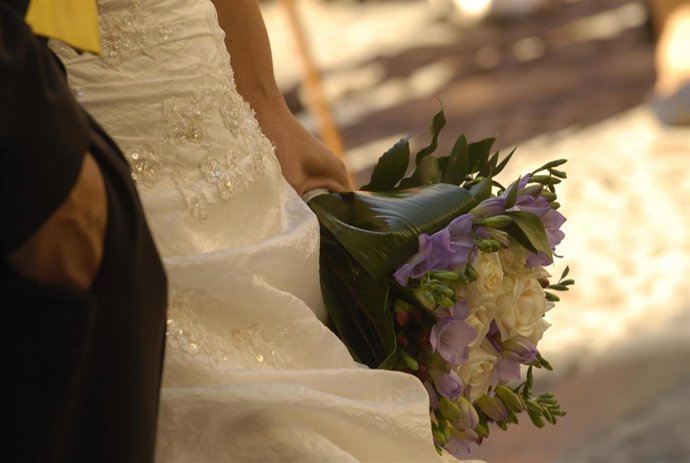 Archivo - Novia con ramo de flores en la mano.