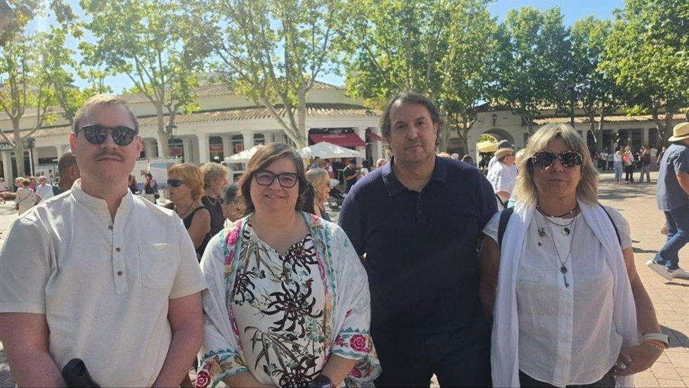 Nieves Navarro junto a Pedro Mellado y militantes de IU.