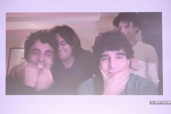 Los directores Javier Calvo (d) y Javier Ambrossi (i) y el actor Carlos González (c) durante el anuncio de ‘La bola negra’ como película que representará a España en los Oscar, en la Academia de Cine, a 16 de septiembre de 2026, en Madrid (España). Las tr