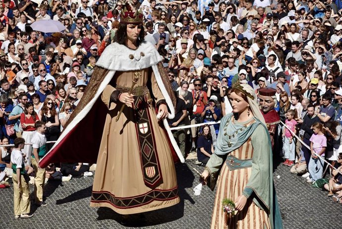 Archivo - Danza de 'gegants durante las celebraciones de La Mercè, en la plaza Sant Jaume, a 24 de septiembre de 2025, en Barcelona, Catalunya (España)