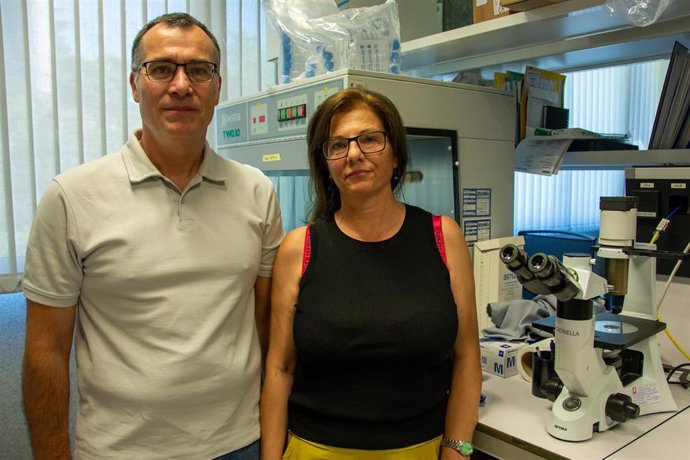 Fernando González-Camacho y Juana María González-Rubio, de la Unidad de Legionella del Centro Nacional de Microbiología del ISCIII, autores principales de la investigación.