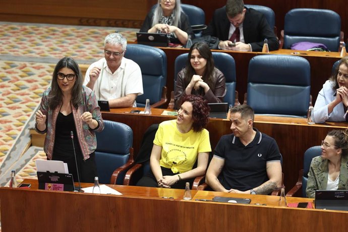 Archivo - (I-D) La portavoz de Más Madrid en la Asamblea, Manuela Bergerot, la coportavoz de Verdes Equo Madrid, María Pastor, y el diputado de Más Madrid en la Asamblea de Madrid Emilio Delgado, durante una sesión plenaria en la Asamblea de Madrid