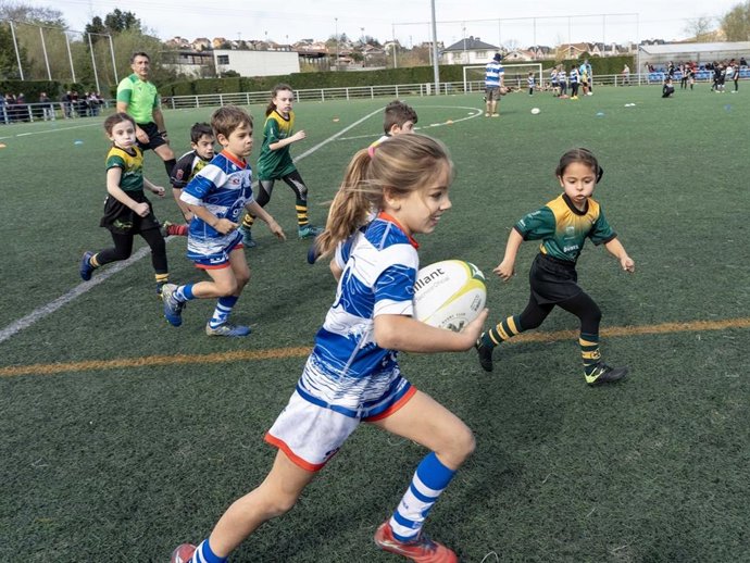 Archivo - Niños jugando a rugby