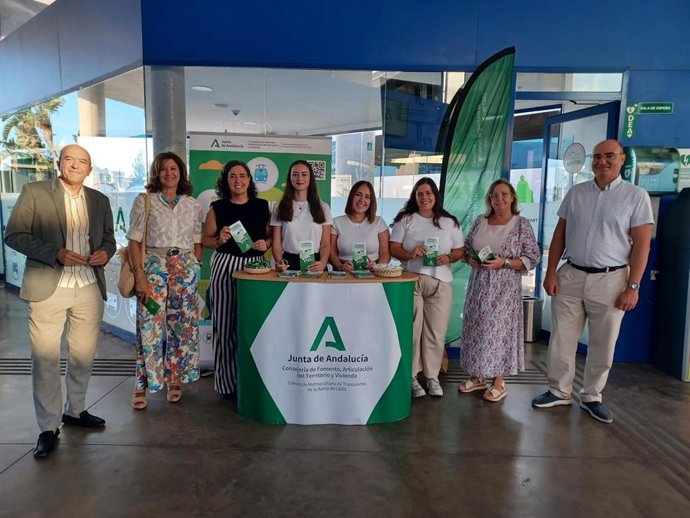 La delegada territorial de Fomento y Movilidad en Cádiz, Carmen Sánchez, y la coordinadora provincial del Instituto Andaluz de la Juventud, Silvia Rodríguez, en el stand informativo en la estación de autobuses de Cádiz por la Semana de la Movilidad