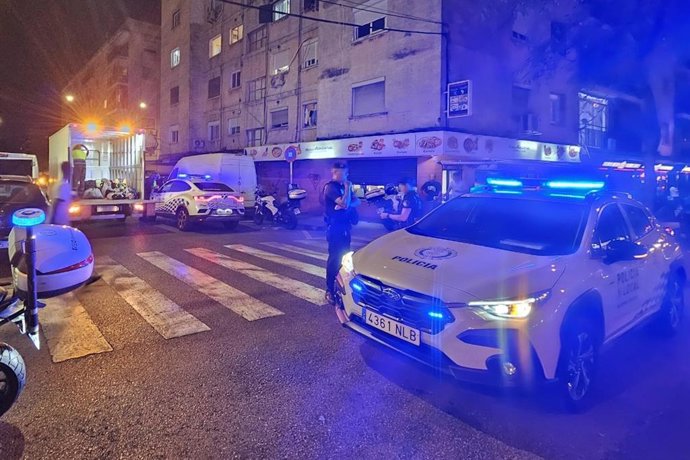 Operativo de la Policía Local de Palma en Son Gotleu.
