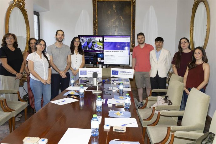 La delegada de Hacienda y Fondos Europeos de la Diputación de Córdoba, Ana Rosa Ruz (quinta por la izda.), en el visionado del 'Soteu'.