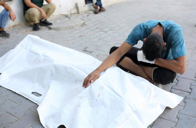 15 de setembro de 2026, Gaza, Faixa de Gaza, Território Palestino: Palestinos se despedem do corpo de Sharif Labad, membro da Defesa Civil, no Hospital al-Shifa, na cidade de Gaza, em 15 de setembro de 2026. Labad foi morto em um ataque aéreo israelense q