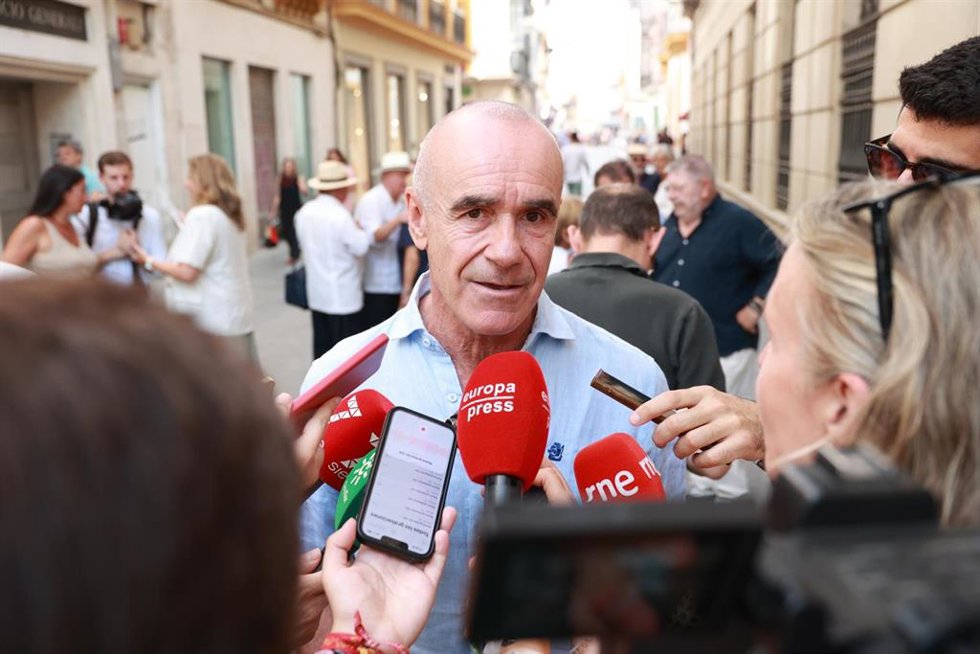 Archivo - El portavoz del Grupo Municipal Socialista, Antonio Muñoz, atiende a los medios en una imagen de archivo.