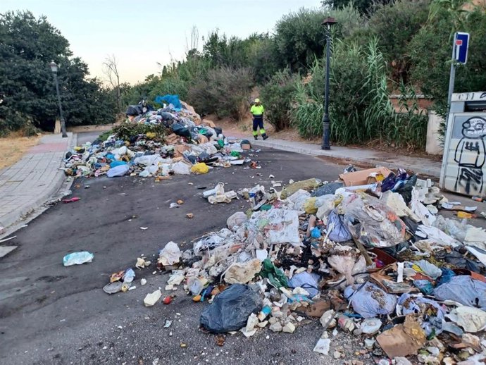 Al volcar el contenedor con restos de brasas en el camión, estos provocaron un incendio en el interior del vehículo, poniendo en riesgo al trabajador encargado de la recogida, quien consiguió volcarlos en la vía como se puede observar en la imagen.