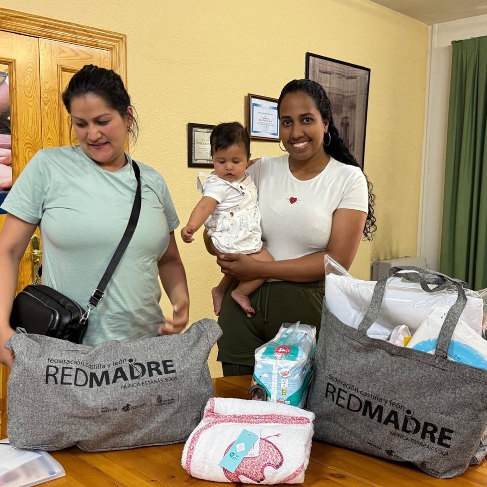 Dos mujeres que han recibido apoyo de Redmadre.