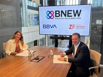 El director regional de BBVA en Catalunya, Francisco Pla, y la directora general del Consorci de la Zona Franca de Barcelona (CZFB), Blanca Sorigué, durante la renovación de la colaboración entre ambas entidades.
