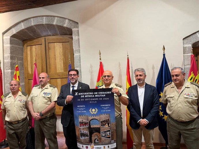 Un momento de la presentación del encuentro de unidades de Música Militar, con el alcalde Sánchez Cabrera.