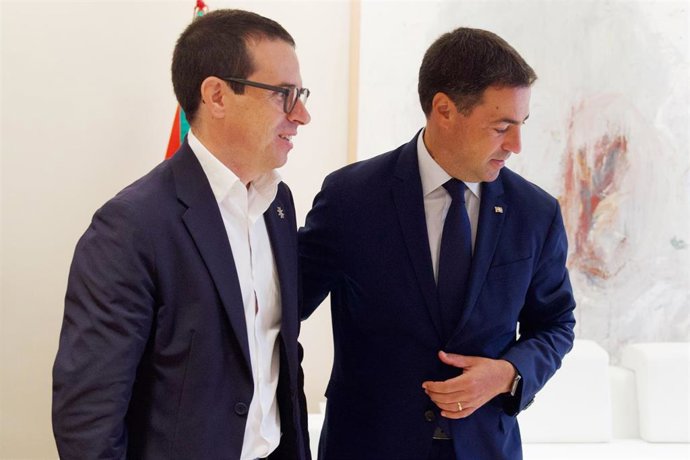El lehendakari, Imanol Pradales, se reúne con el portavoz de EH Bildu, Pello Otxandiano, a 9 de septiembre de 2026, en Vitoria, País vasco (España).