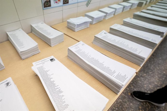 Archivo - Papeletas electorales en el colegio Benito Pérez Galdós, a 9 de junio de 2024, en Majadahonda, Madrid (España). 